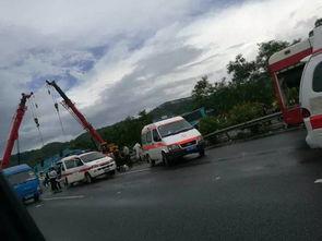 西瓜车翻车路边吃瓜跳桥救援视频,英勇救援跳桥救人