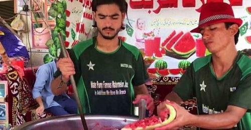 中国人吃瓜街头视频在线观看,中国网友在线围观