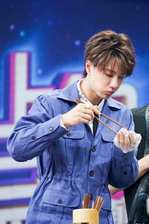 王一博沉迷吃瓜视频,揭秘娱乐圈幕后风云