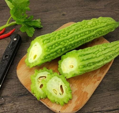 哈尔滨人吃瓜的视频,传统美食与欢乐氛围交织