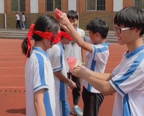 学生蒙眼吃瓜比赛视频大全,趣味横生的视觉挑战盛宴