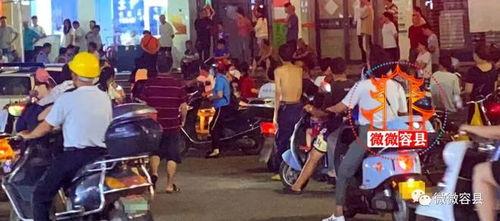 人在路上吃瓜视频,路人吃瓜视频引发围观热潮