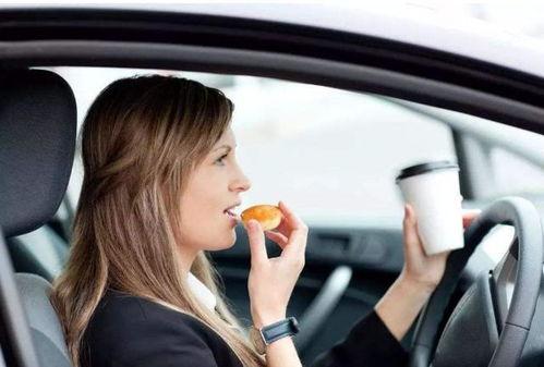 坐在车里吃瓜姑娘视频