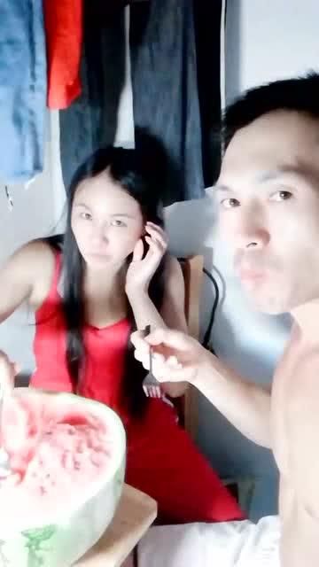 小情侣网吧吃瓜视频,小情侣吃瓜视频，甜蜜互动引网友热议